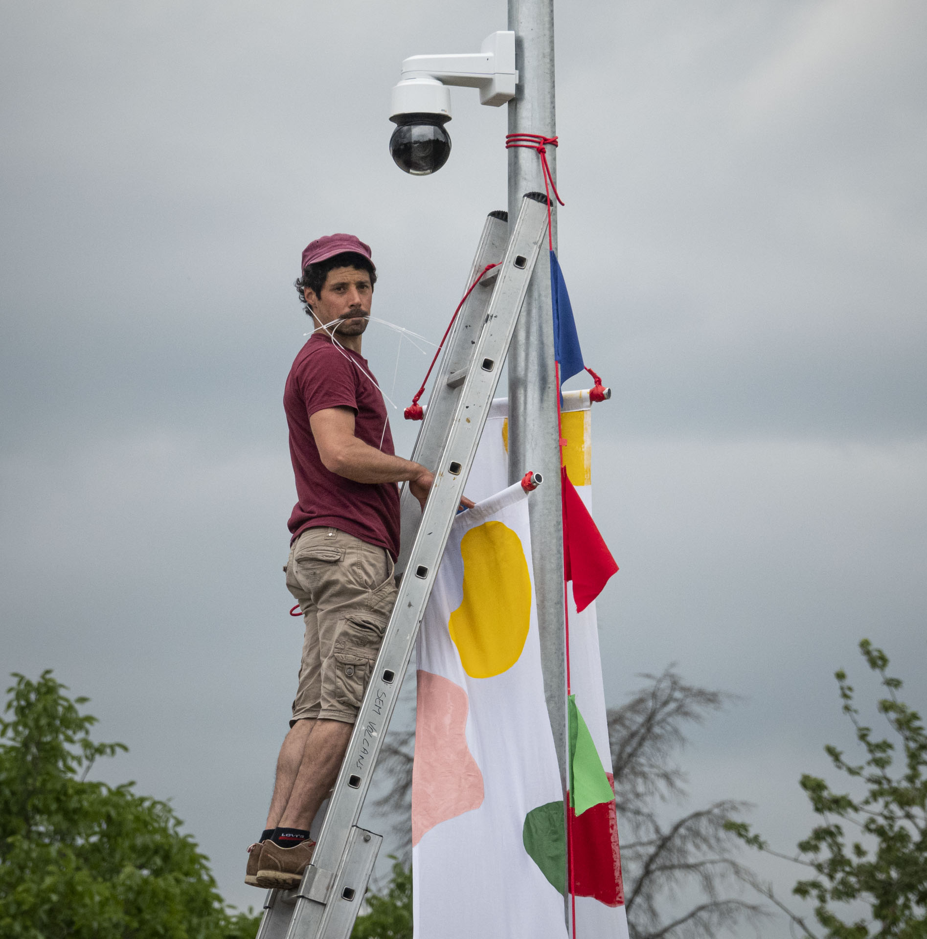 Logo Tom construction décors cirque opéra théâtre acier bois